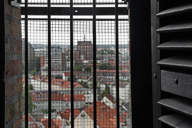 Durch die Turmluken bietet sich ein Ausblick auf Rostock und das Umland.