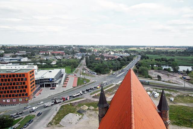 Über das Kirchenschiff von St. Petri reicht der Blick auf den Petridamm und die Vorpommernbrücke, die die Warnow überqueren.