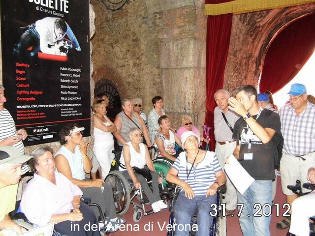 Reiseführer bei der Erklärung