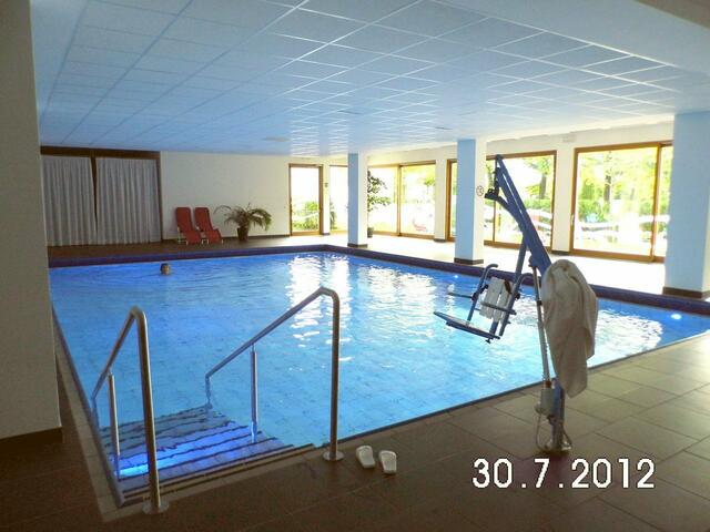 Hauseigenes Hallenbad mit Hebeeinrichtung für Behinderte