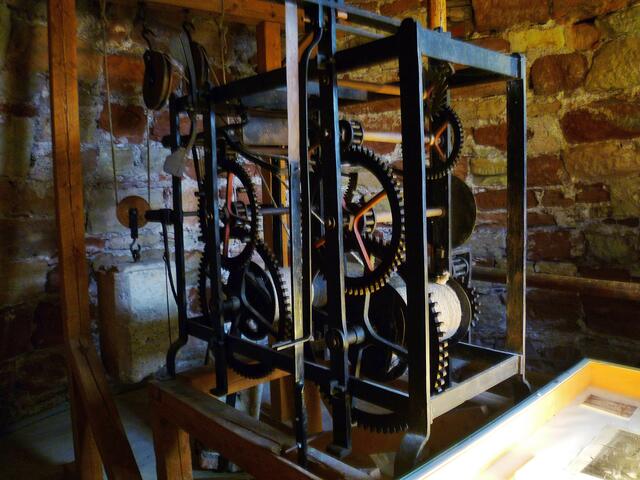 Das alte Uhrwerk der Schönburger Kirche !