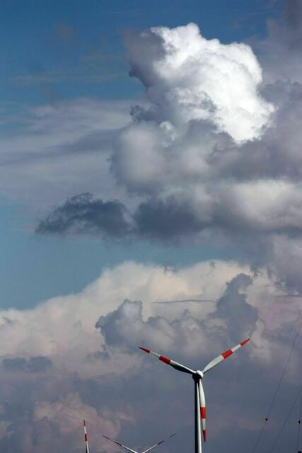 Wolken und stillstehende Windräder