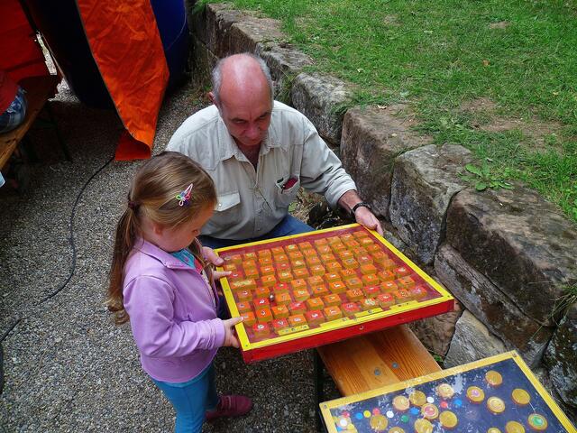 Opa beim Kugelspiel !