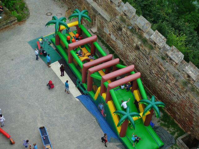 Blick vom Turm - in den Burghof !