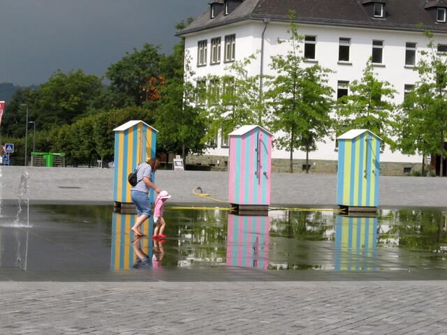 Der Wasserspielplatz nebst Umziehhäuschen.