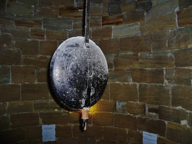 Das alte Uhrwerk der Schönburger Kirche - das Pendel eine Etage tiefer !