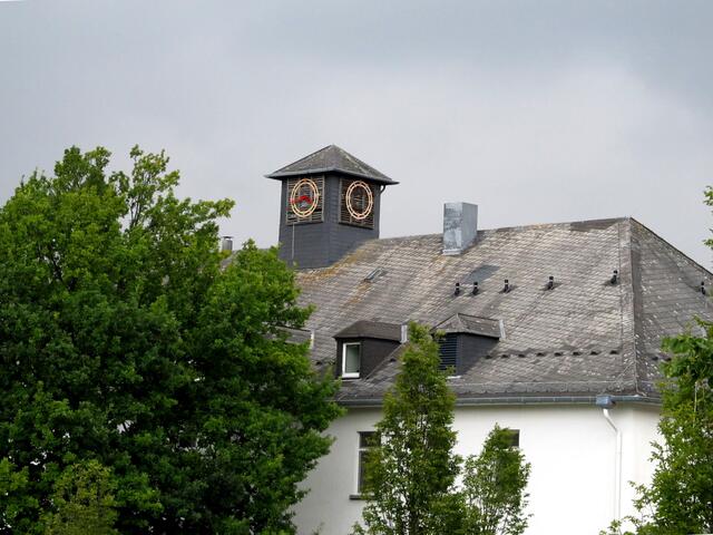 Das Türmchen mit Uhr viel mir einfach nur auf.