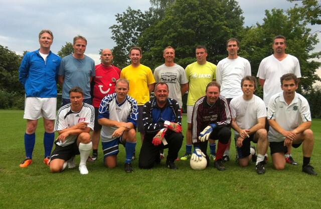 Beim ersten Training dabei: vorn v.l.n.r. Jörg Kamm, Dirk Schäfer, Andreas Hiller, Jörg Tornau, Gerd Guttke-Staschek, Mario Brkic, hintere Reihe v.l.n.r. Michael Feder, Bernd Hoppe, Jörg de Haan, Alexander Wagner, Stefan Crohn, Sascha Franke, Joachim Lange, Denis Jankowski
