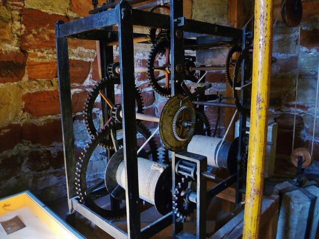 Das alte Uhrwerk der Schönburger Kirche !