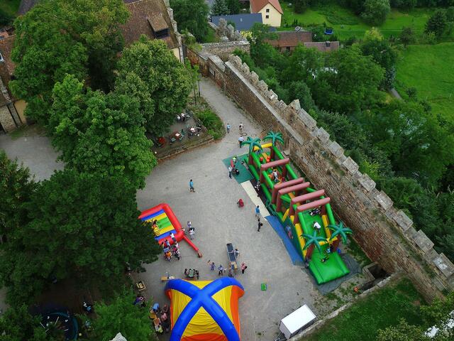 Blick vom Turm - in den Burghof !