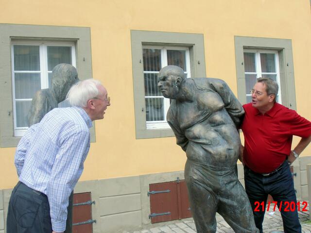 Chordirektor Josef Hauber und Sänger Rolf Kraft ahmten die Pose zweier Figuren in Weikersheim nach. | Foto: Horst Emich