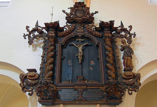 Das Foto zeigt den Zustand des 342 Jahre alten und sehr dunklen Meyer-Epitaphs vor seiner Restaurierung.