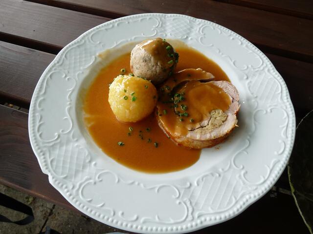 Schweinerollbraten mit zweierlei Knödel