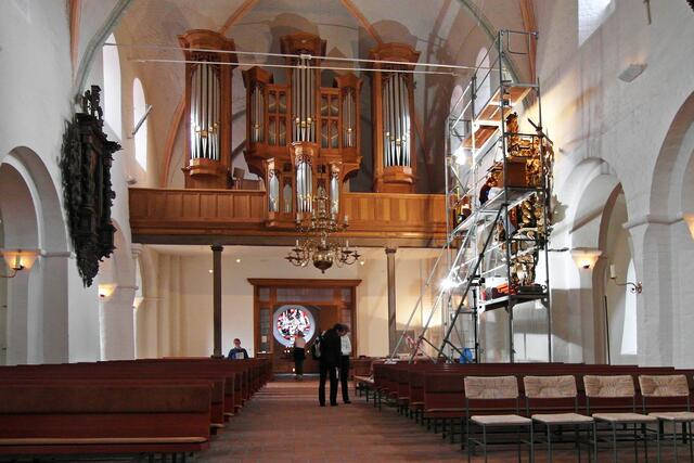 Das Baugerüst im Mittelschiff der Eutiner Michaeliskirche zeigt, dass das Meyer-Epitaph restauriert wird. Das gegenüberliegende Bahr-Epitaph muss ebenfalls noch saniert werden.