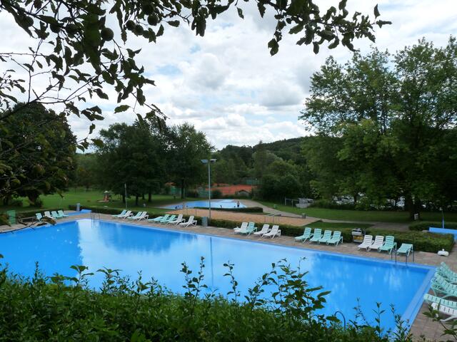 Blick vom Biergarten auf das Warmbad