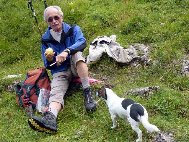 Charly-Ann fotografiert Uropa und Lucy beim Vesper