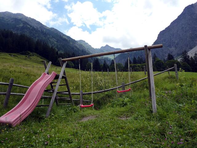 Charly-Ann schaut sich die Schaukel an