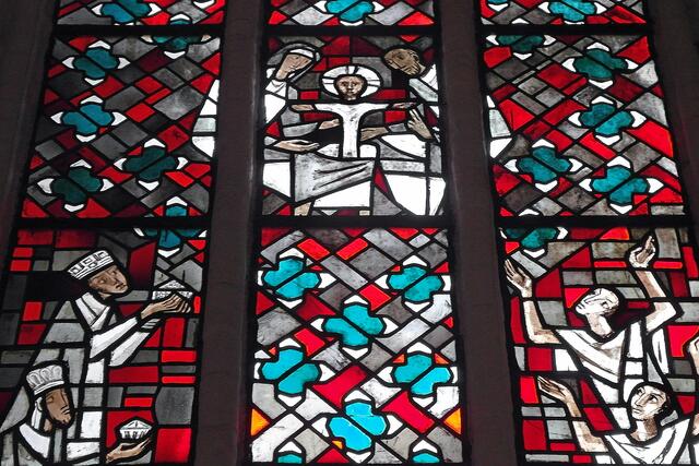 Im oberen Bereich zeigt das linke Fenster Szenen der Geburt Jesu, der Verkündigung an Maria und der Begegnung mit Elisabeth.