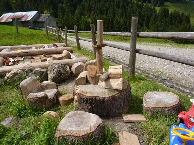 Charly-Ann ist vom Spielplatz an der Unteren Richteralpe begeistert