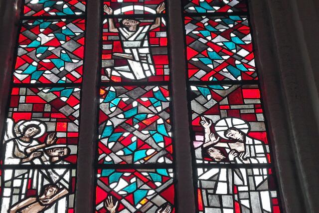 Zum Thema „Glaube“ zeigt das rechte Fenster u. a. Szenen aus dem Alten (Abraham opfert seinen Sohn Gott) und aus dem Neuen Testament (Thomas, der sich die Wundmale Jesu zeigen lässt, Paulus, der zu einem wichtigen Missionar wird).
