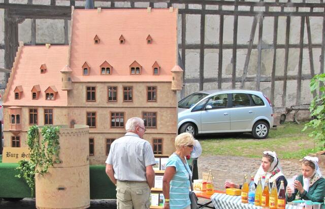 Der Ort Schweinsberg stellte sich mit dem Modell der Burg und einer Obstkellerei auf diesem Hof den Besuchern vor.