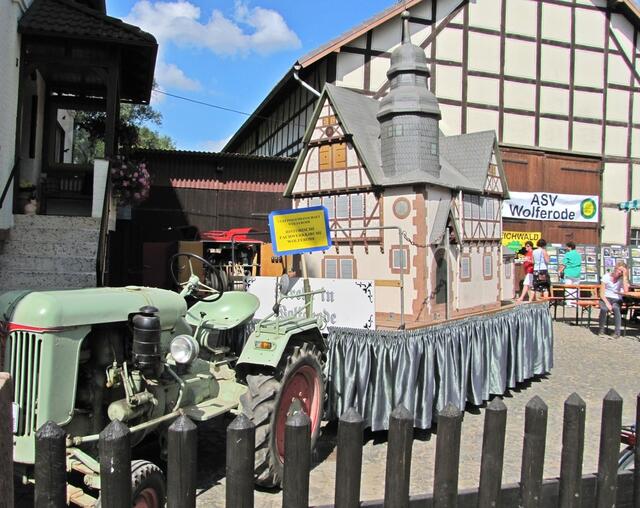 Ein Modell der Kirche von Wolferode wurde beim Stehenden Festzug in Hatzbach auch präsentiert.