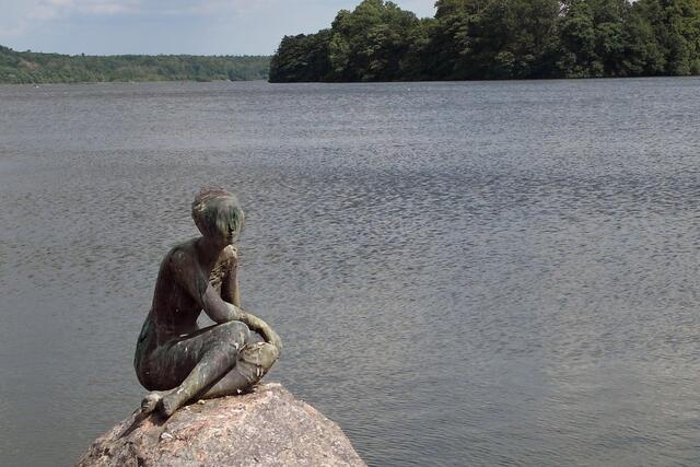 "Die Schauende" von Bildhauer Karlheinz Goedtke, Werkverzeichnis 1984, aufgestellt am Großen Eutiner See 1994