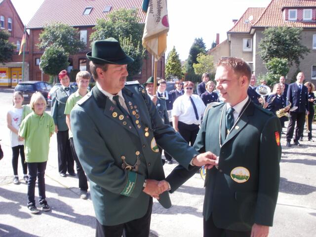1. Vorsitzender Horst Wedekind (links) gratuliert Schützenkönig Tobias Turnau zur erfolgreichen Titelverteidigung!