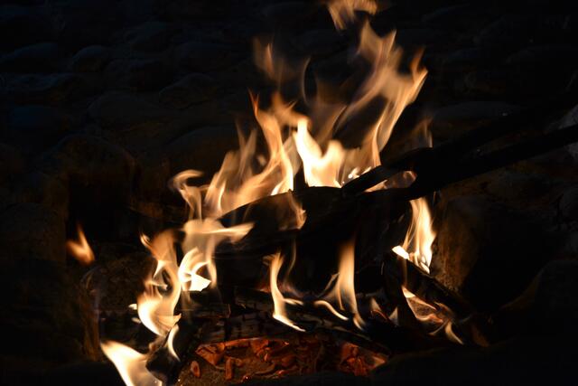 Im Flett des Bauernhauses wurden direkt im Feuer Buchweizenwaffeln gebacken. (Foto: Katja Woidtke)