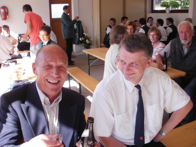 Ortsbürgermeister Joachim Schneider (links) mit Thorsten Qunidel vom Musikzug Schulenburg