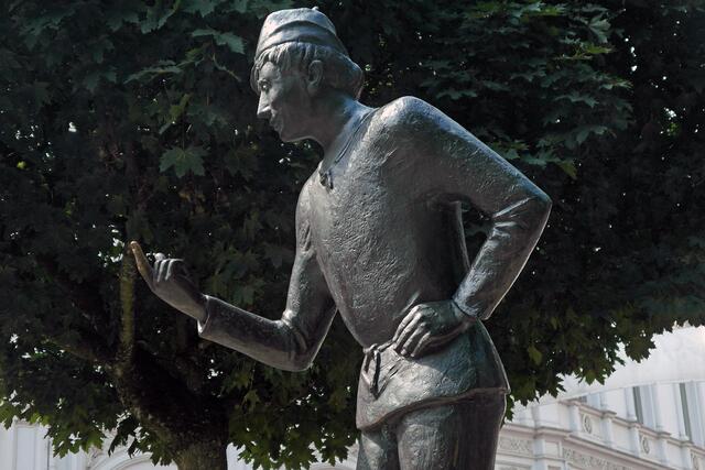 Bronzeskulptur "Dumm Hans" des Bildhauers Karlheinz Goedtke, 1990 am Eingang zum Rosengarten aufgestellt