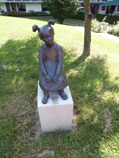 unbeschwertes Bronzemädchen aus Bad Pyrmont (mit der Plakette zwischen den Füßen)