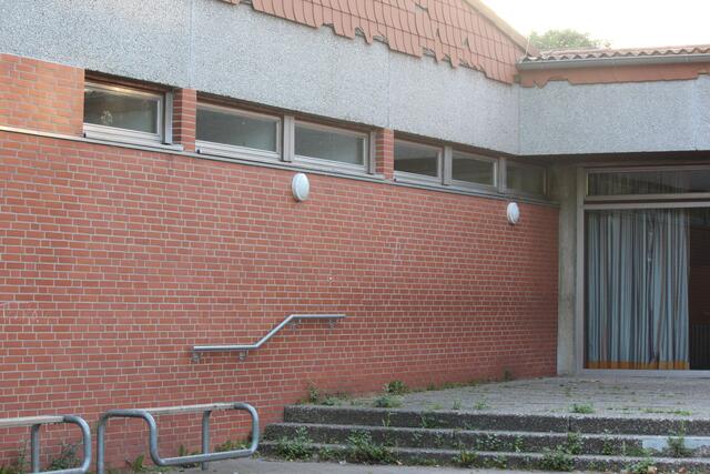 kaputte Schindeln, womöglich durch Fußbälle zerstört ......