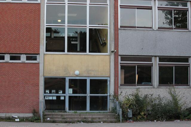 trauriger Anblick und wenn man nicht wüsste das es eine Schule ist, würde man denken das Gebäude liegt brach .....
