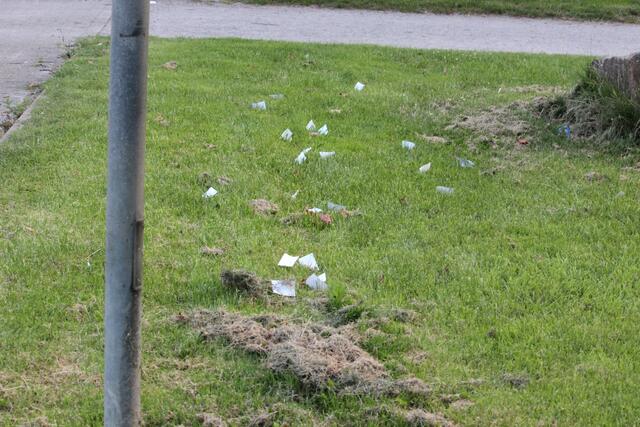 Dieser Müll liegt schon länger hier ! Auf den Zetteln wird das DER, DIE, DAS gelehrt ......