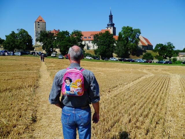 Hat der Opa nicht einen schicken Rucksack ?