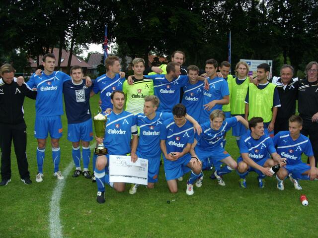 Die Gewinner des 25. Jubiläums-Porta-Pokal SV Arminia Hannover.