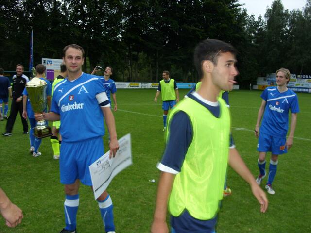 Pascal Preuss mit Pokal und Scheck.