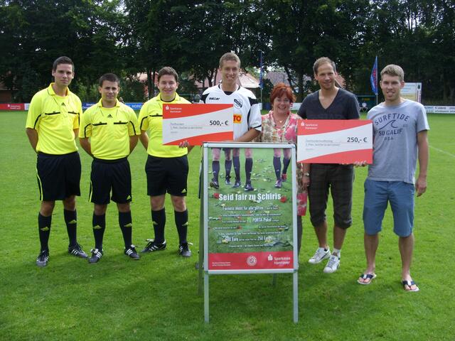 Scheckübergabe an die fairsten Mannschaften durch Christa Brennecke von der Sparkasse Hannover. Gewinner TSV Havelse und Zweiter Heesseler SV  Patrick Posipal TSV Havelse, Benjamin Brosche und Fabian Hellberg Heesseler SV.