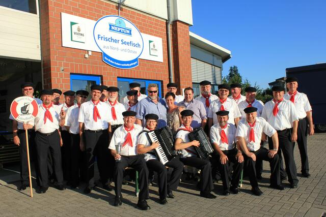 Lützelburger Shanty-Chor mit Dieter und Anja, den Wirtsleuten vom Restaurant " Neptun ".                        )Chorleiter Karl Zahner  (v. li.) | Foto: Verwendungsrecht direkt vom Shanty-Chor erhalten
