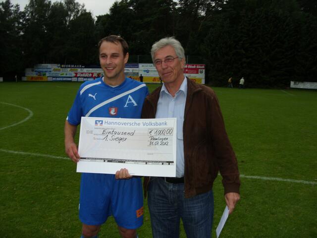 Scheckübergabe an den Porta-Pokal-Sieger 2012 SV Arminia Hannover. Pascal Preuss präsentiert den Scheck überreicht von Alfred Runge vom RSE.