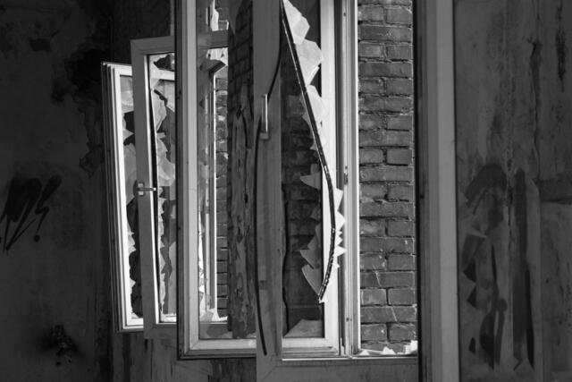 MÜSSEN in alten Gebäuden immer ALLE Fenster kaputt sein ???