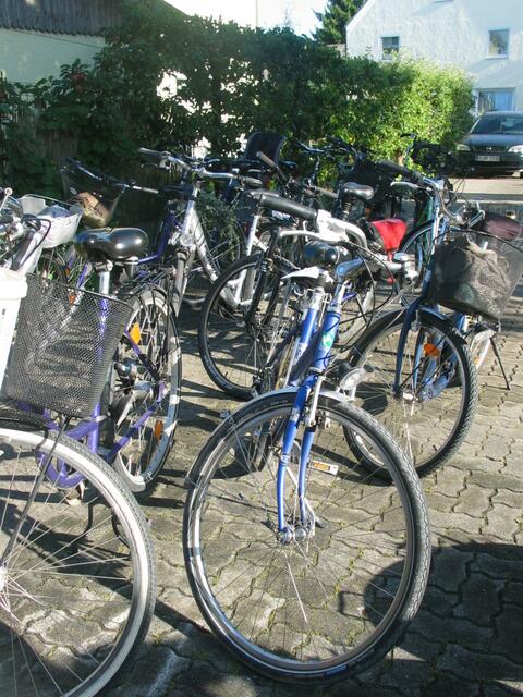 "Ja, mir san mit´m Radl doa" - die freiwilligen Helferinnen kamen alle mit dem Fahrrad auf den Hof der Familie Stuhler.