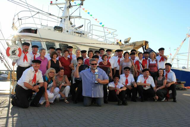 Gastgeber Dieter mit Pokal vom Shanty-Festival     vor der großen Hafenrundfahrt .                      Chorleiter Karl Zahner ( v. li. ) | Foto: Verwendungsrecht direkt vom Shanty-Chor erhalten