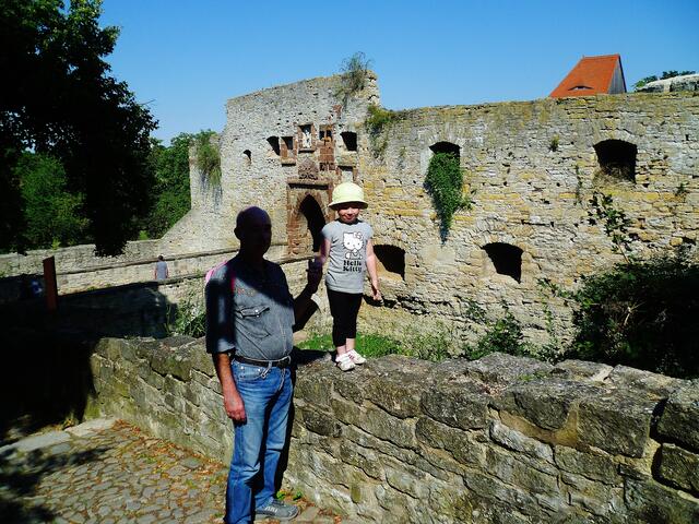 Mit Opa auf der Burgmauer !