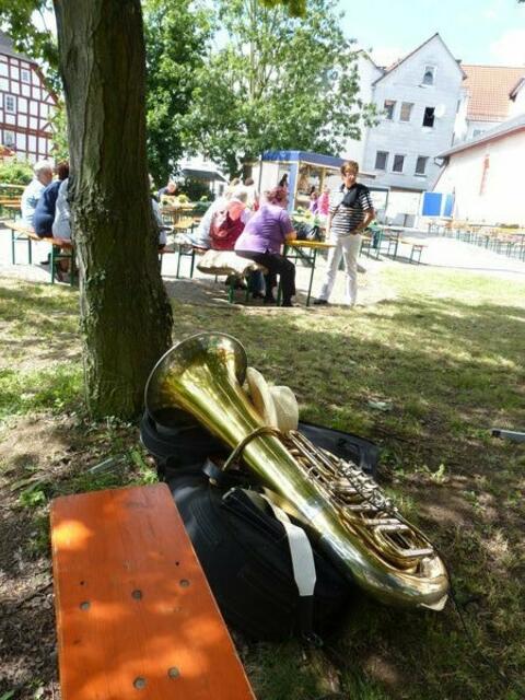 Pause ... ÖKUMENISCHer Gottesdienst & DIXIELAND-Jazz mit ICE CREAM: "Stable Sound Band" mit SAINTS. ACTION rund um MARTINSKIRCHE Gladenbach - ältetstes Gebäude. 775 Jahre Gladenbach werner hahn-bild