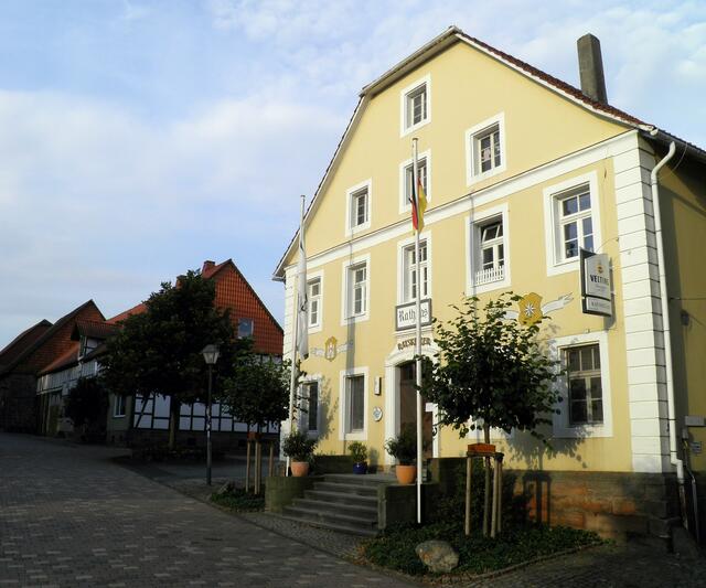 zentraler Mittelpunkt des historischen Ortskerns - das ehemalige Landauer Rathaus