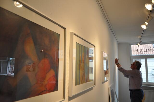 Aufbau der Ausstellung "face to face" in der Produzentengalerie Marlies Kramski.