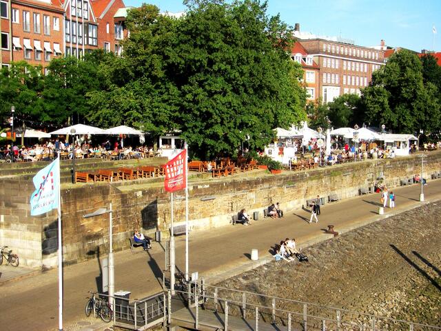 Weserpromenade mit schönen Biergärten am Fluß