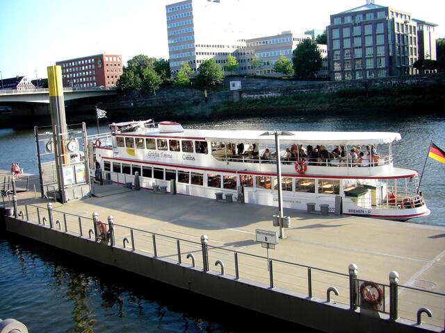 Martinianleger , von hier aus sind Weser - und Hafenrundfahrten oder mit dem Schiff nach Vegesack und Bremerhaven zu unternehmen